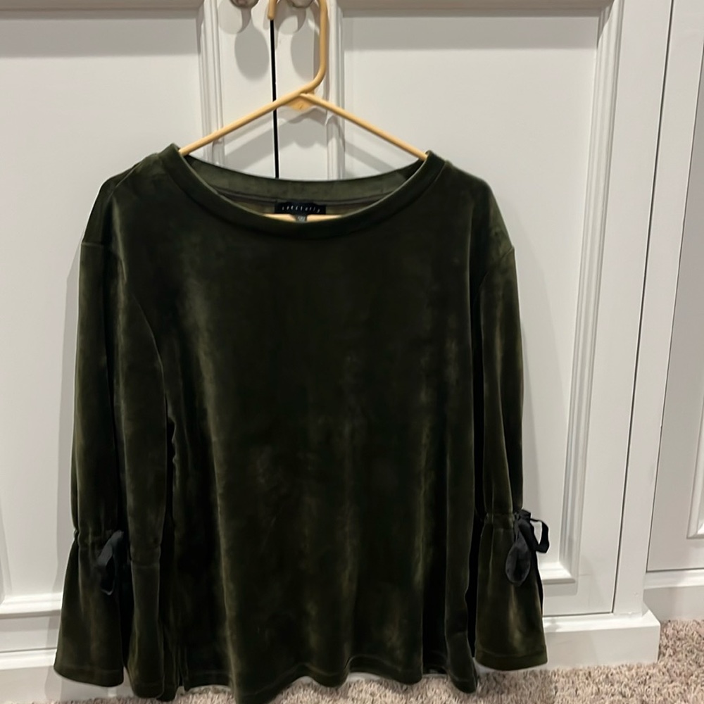 SANCTUARY. Army Green Velvet Wide Long Sleeve. M.